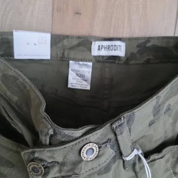 Aphrodite Crossover High Waisted Distressed Loose Camo Green Jeans Women Sz 9/29 - Picture 9 of 14